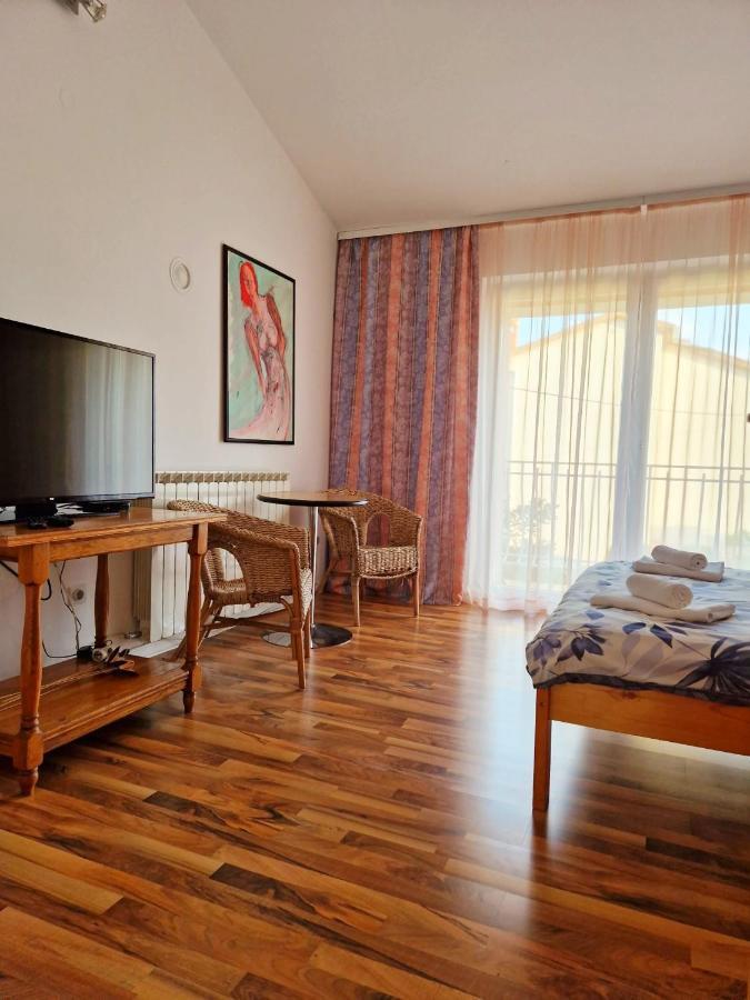 Olive Tree Apartments 罗维尼 外观 照片