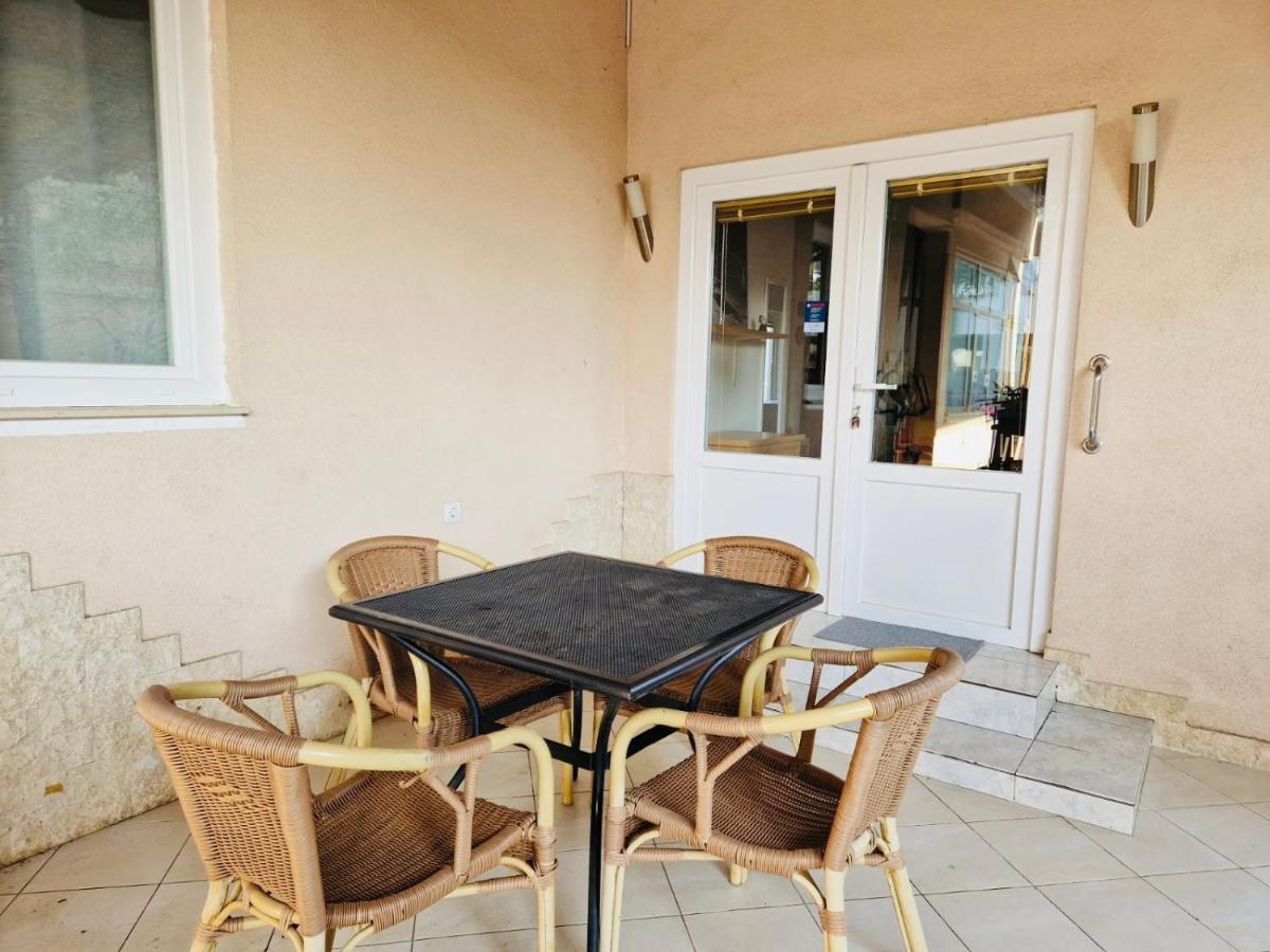 Olive Tree Apartments 罗维尼 外观 照片